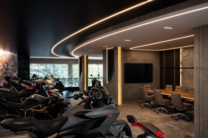 Vue Intérieure du Showroom avec Éclairage Architectural / Vista Interior del Showroom con Iluminación Arquitectónica